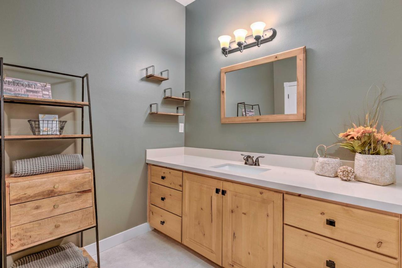 Large, Cozy Midway Studio With Mountain Views! Bagian luar foto
